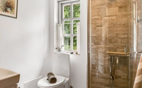 Hilaria - 2.1Km from the Sea: Toiletbræt, Badeværelse, Toilet, Sanitærarmatur, Gulvbelægning, Etage, Indretning, Håndvask, Tap, Badeværelsesvask