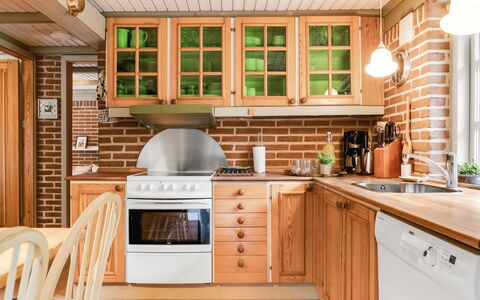 Hilaria - 2.1Km from the Sea: Køkken, Møbel, Countertop, Cabinetry, Træ, Indretning, Køkken Apparat, Større Bandage, Gulvbelægning, Skuffe