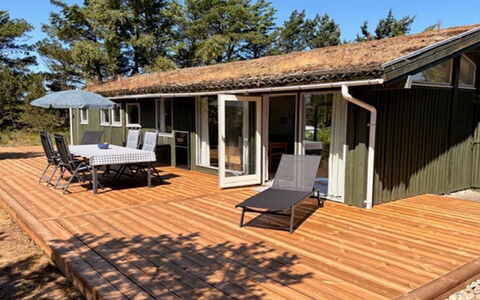 Saila - 1.2Km from the Sea: Træ, Hjem, Hårdttræ, Skygge, Sommerhus, Dæk, Veranda, Planke, Bejdse, Eco Hotel