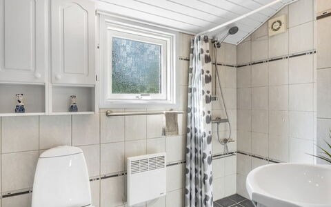 Saila - 1.2Km from the Sea: Gulvbelægning, Sanitærarmatur, Etage, Indretning, Badeværelse, Loft, Håndvask, Vvs, Tap, Toilet