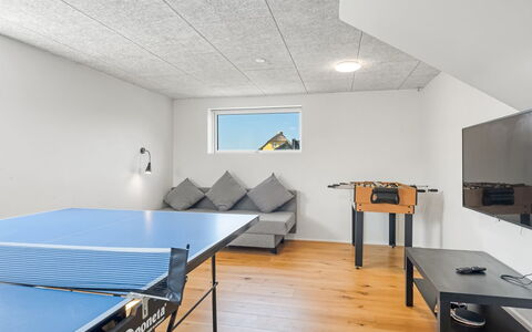 Tekla - 180M from the Sea: Loft, Indretning, Gulvbelægning, Møbel, Etage, Belysning, Lysarmatur, Værelse, Lejlighed, Stol