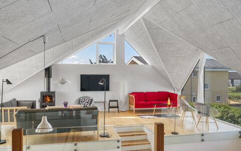 Tekla - 180M from the Sea: Træ, Loft, Gulvbelægning, Etage, Indretning, Attic, Stol, Trægulve, Hårdttræ, Lysarmatur