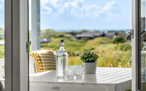 Jannus - 600M from the Sea: Træ, Møbel, Lejlighed, Værelse, Loft, Bejdse, Stol, Hårdttræ, Klarlak, Tømmer