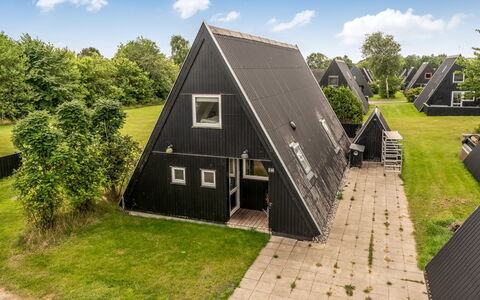 Ernstine: Sommerhus, Backyard, Gård, Garden Bygninger, Skur, Sidespor, Udendørs Møbler, Bjælkehytte, Udendørs Struktur, Hytte