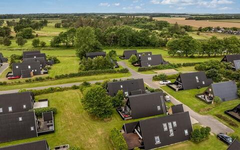 Ernstine: Sommerhus, Backyard, Gård, Garden Bygninger, Skur, Sidespor, Udendørs Møbler, Bjælkehytte, Udendørs Struktur, Hytte