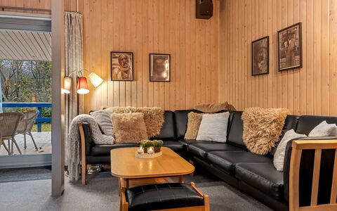 Anne - 30Km from the Sea: Træ, Møbel, Indretning, Gulvbelægning, Etage, Stue, Værelse, Loft, Hjem, Couch