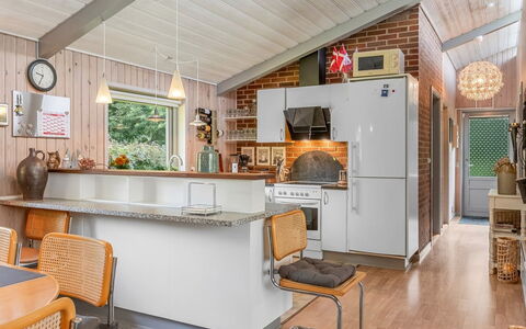 Anne - 30Km from the Sea: Køkken, Træ, Indretning, Møbel, Loft, Countertop, Gulvbelægning, Lysarmatur, Hjem, Køkken Apparat