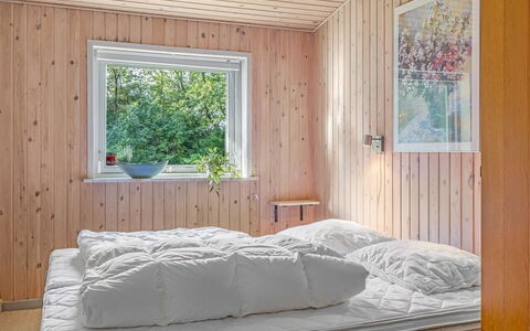 Anne - 30Km from the Sea: Træ, Soveværelse, Indretning, Møbel, Loft, Seng, Gulvbelægning, Sengetøj, Sengetøj, Etage