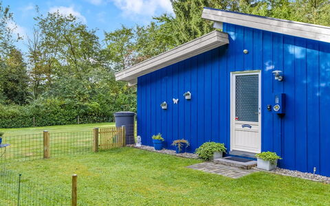 Anne - 30Km from the Sea: Blå, Sommerhus, Skur, Lawn, Have, Garden Bygninger, Sidespor, Backyard, Gård, Landscaping
