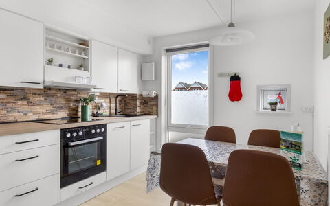 Steffan - 2.3Km from the Sea: Køkken, Køkken Apparat, Indretning, Møbel, Countertop, Større Bandage, Gulvbelægning, Cabinetry, Træ, Loft