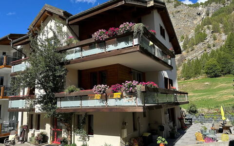 Alouette: Hus, Altan