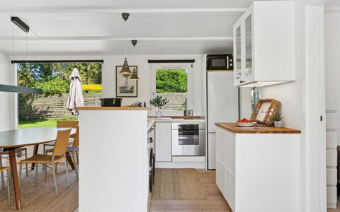 Guthfrith - 1.4Km from the Sea: Møbel, Gulvbelægning, Køkken, Countertop, Indretning, Etage, Træ, Cabinetry, Køkken Apparat, Loft
