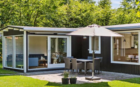 Guthfrith - 1.4Km from the Sea: Dør, Have, Gård, Garden Bygninger, Skygge, Lawn, Veranda, Landscaping, Stol