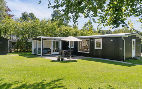 Guthfrith - 1.4Km from the Sea: Vegetationen, Busk, Forår, Sommerhus, Have, Skygge, Backyard, Gård, Stol