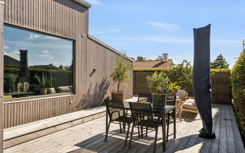 Elvie - 150M from the Sea: Træ, Hjem, Veranda, Dæk, Hårdttræ, Tag, Bejdse, Trægulve, Eco Hotel