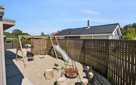 Elvie - 150M from the Sea: Træ, Hjem, Veranda, Dæk, Hårdttræ, Tag, Bejdse, Trægulve, Eco Hotel