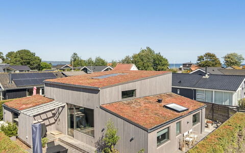 Elvie - 150M from the Sea: Træ, Hjem, Veranda, Dæk, Hårdttræ, Tag, Bejdse, Trægulve, Eco Hotel