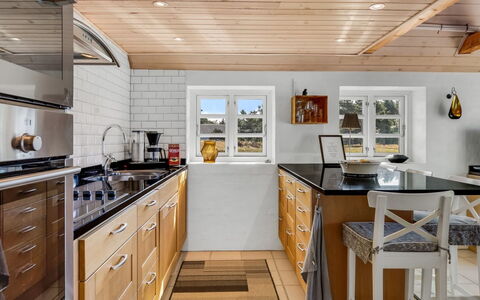 Ronja - 1.3Km from the Sea: Køkken, Møbel, Countertop, Køkken Apparat, Gulvbelægning, Cabinetry, Indretning, Træ, Større Bandage, Loft