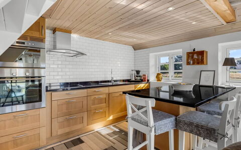 Ronja - 1.3Km from the Sea: Køkken, Countertop, Møbel, Gulvbelægning, Indretning, Køkken Apparat, Cabinetry, Træ, Loft, Etage