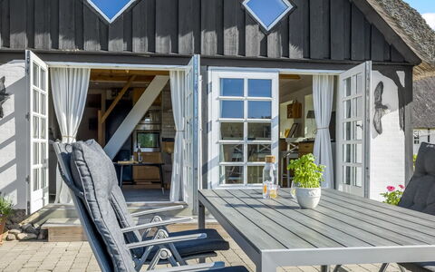 Ronja - 1.3Km from the Sea: Træ, Møbel, Lejlighed, Værelse, Loft, Bejdse, Stol, Hårdttræ, Klarlak, Tømmer