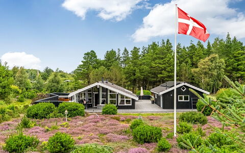 Eeske - 2.5Km from the Sea: Blå, Busk, Sommerhus, Bunddække, Have, Estate, Skygge, Landscaping, Stuehus, Eco Hotel