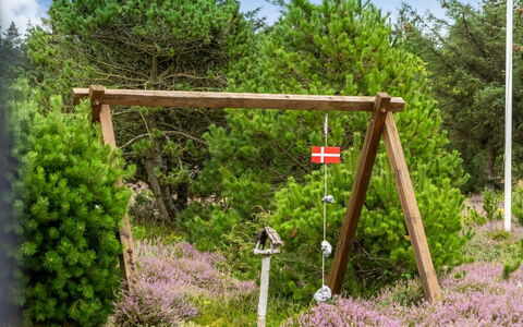 Eeske - 2.5Km from the Sea: Blå, Busk, Sommerhus, Bunddække, Have, Estate, Skygge, Landscaping, Stuehus, Eco Hotel