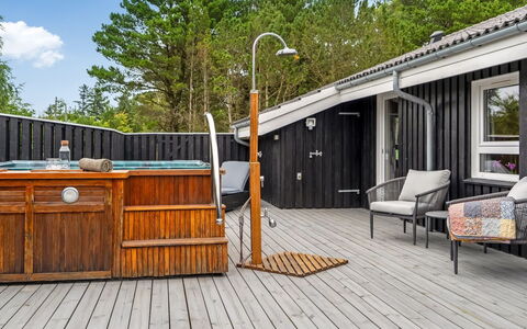 Eeske - 2.5Km from the Sea: Blå, Busk, Sommerhus, Bunddække, Have, Estate, Skygge, Landscaping, Stuehus, Eco Hotel