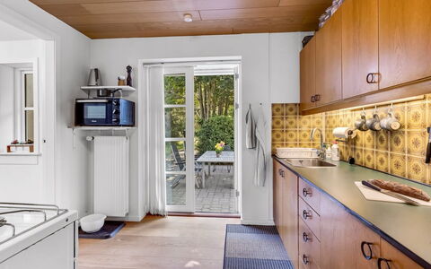 Lutz - 340M from the Sea: Gulvbelægning, Træ, Etage, Indretning, Køkken, Større Bandage, Countertop, Køkken Apparat, Loft, Hjem