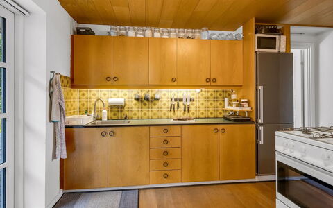 Lutz - 340M from the Sea: Køkken, Countertop, Gulvbelægning, Cabinetry, Træ, Indretning, Køkken Apparat, Større Bandage, Etage, Skuffe