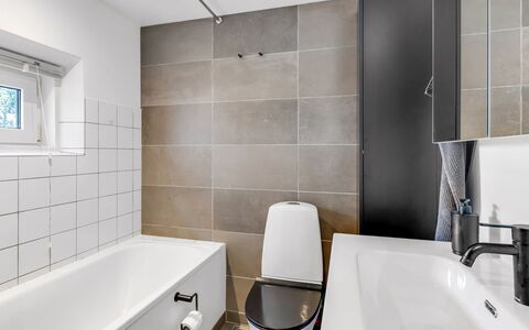 Lutz - 340M from the Sea: Badeværelse, Gulvbelægning, Sanitærarmatur, Væg, Indretning, Toiletbræt, Etage, Toilet, Håndvask, Tap