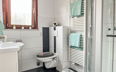 Ferienhaus Inge & Henry an der Werra: Badeværelse, Sanitærarmatur, Håndvask, Indretning, Gulvbelægning, Toiletbræt, Toilet, Etage, Tap, Badeværelsesvask