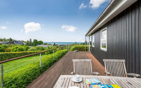 Akira - 250M from the Sea: Hus, Hjem, Dør, Tag, Sommerhus, Estate, Have, Skygge, Sidespor, Gård