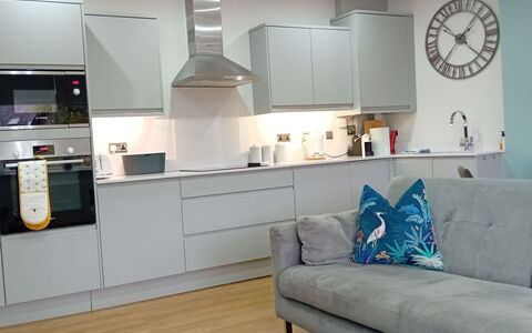 Harrogate 608: Gulvbelægning, Indretning, Køkken, Køkken Apparat, Cabinetry, Countertop, Større Bandage, Møbel, Etage, Loft