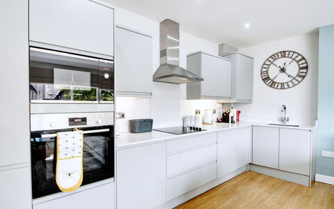 Harrogate 608: Køkken, Køkken Apparat, Cabinetry, Indretning, Større Bandage, Countertop, Gulvbelægning, Husholdningsapparat, Etage, Loft