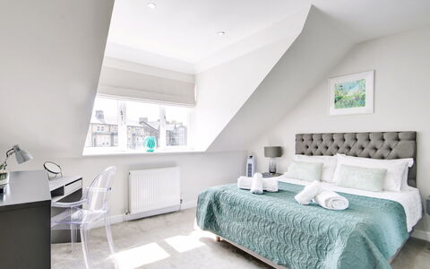 Harrogate 608: Møbel, Seng, Indretning, Soveværelse, Sengetøj, Loft, Sengetøj, Sengetøj, Etage, Gulvbelægning