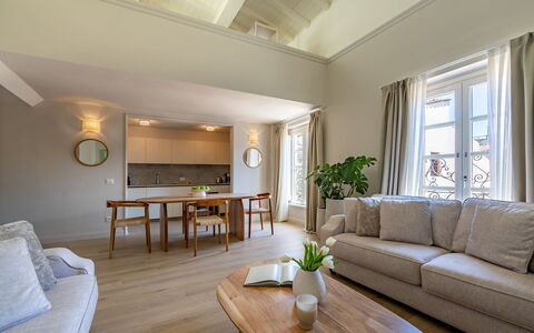 Elegant Apartments Near the Duomo: Møbel, Indretning, Gulvbelægning, Træ, Loft, Etage, Couch, Bord, Værelse, Stue
