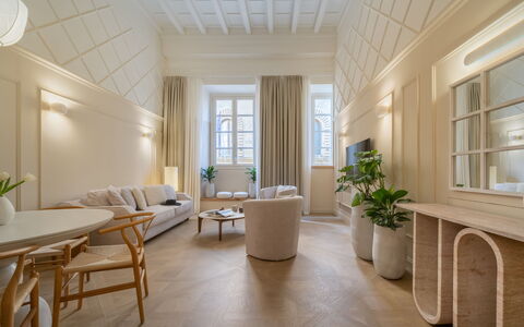 Elegant Apartments Near the Duomo: Indretning, Gulvbelægning, Etage, Loft, Hjem, Trægulve, Lejlighed, Molding, Stue