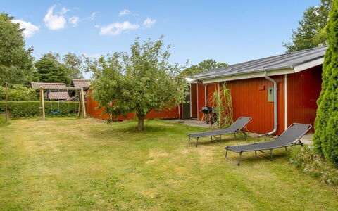 Wiggi - 250M from the Sea: Møbel, Bord, Udendørs Møbler, Udendørs Bord, Stol, Bejdse, Skygge, Backyard, Sommerhus, Køkken & Spisebord