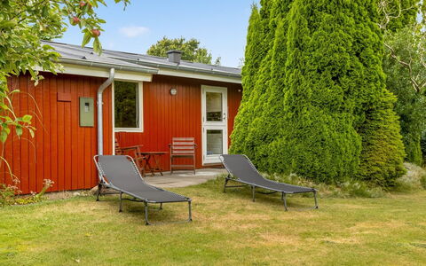 Wiggi - 250M from the Sea: Møbel, Bord, Udendørs Møbler, Udendørs Bord, Stol, Bejdse, Skygge, Backyard, Sommerhus, Køkken & Spisebord