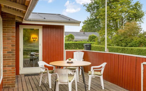 Wiggi - 250M from the Sea: Møbel, Bord, Udendørs Møbler, Udendørs Bord, Stol, Bejdse, Skygge, Backyard, Sommerhus, Køkken & Spisebord
