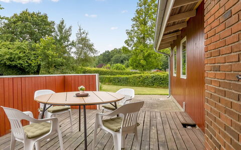 Wiggi - 250M from the Sea: Møbel, Bord, Udendørs Møbler, Udendørs Bord, Stol, Bejdse, Skygge, Backyard, Sommerhus, Køkken & Spisebord