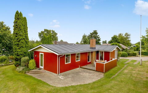Wiggi - 250M from the Sea: Tag, Hus, Sommerhus, Hjem, Estate, Lawn, Stuehus, Gård, Have, Landscaping