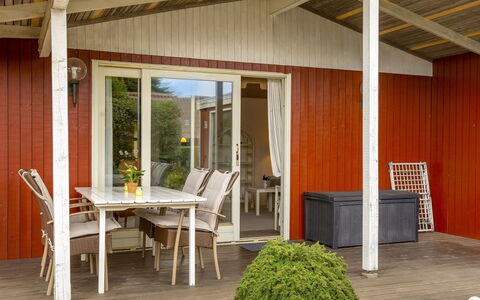 Wiggi - 250M from the Sea: Træ, Møbel, Dør, Gulvbelægning, Stol, Hjem, Etage, Veranda, Bejdse, Skygge