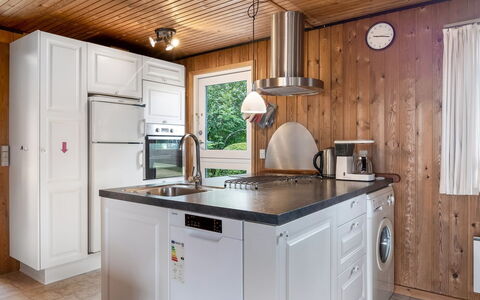 Wiggi - 250M from the Sea: Køkken, Køkken Apparat, Større Bandage, Træ, Countertop, Loft, Indretning, Husholdningsapparat, Gulvbelægning, Køleskab