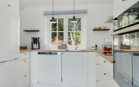 Thorgny - 350M to the Fjord: Gulvbelægning, Indretning, Countertop, Cabinetry, Køkken, Træ, Etage, Møbel, Køkken Apparat, Loft
