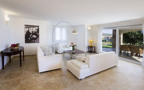 Villa Asparago: Møbel, Gulvbelægning, Indretning, Couch, Etage, Loft, Stue, Belysning, Værelse