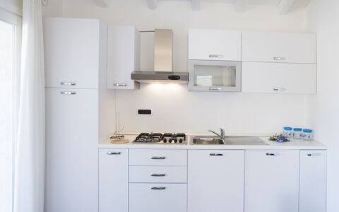 Villa Leccio 2: Køkken, Større Bandage, Køkken Apparat, Countertop, Cabinetry, Indretning, Komfur, Husholdningsapparat, Køkkenvask, Gulvbelægning