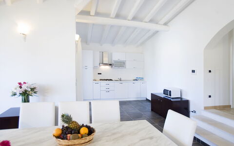 Villa Leccio 2: Gulvbelægning, Indretning, Etage, Loft, Lejlighed, Møbel, Værelse, Stol, Køkken & Spisebord