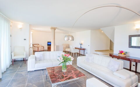 Villa Fico D'india 1: Gulvbelægning, Møbel, Indretning, Etage, Couch, Loft, Stue, Belysning, Bord