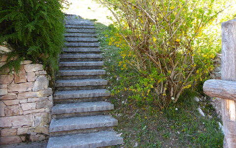 Baita Costa Di Gial: Trappe, Grøn, Rots, Bunddække, Stenmur, Have, Flise, Landscaping, Walkway, Cobblestone